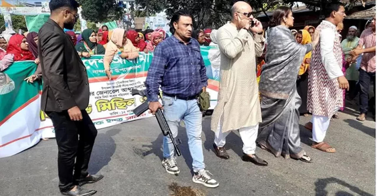 আওয়ামী লীগের মিছিলে প্রকাশ্যে অস্ত্র হাতে কে এই ব্যক্তি!