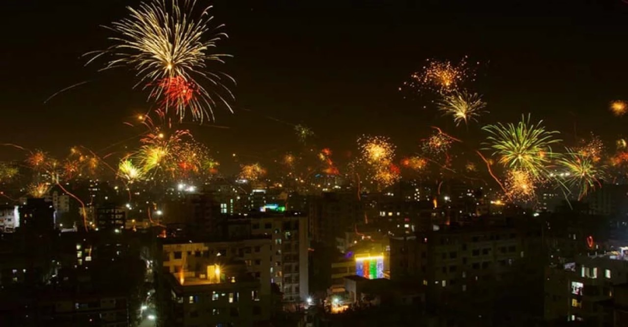 আতশবাজির ঝলকানিতে রঙিন রাজধানীর আকাশ