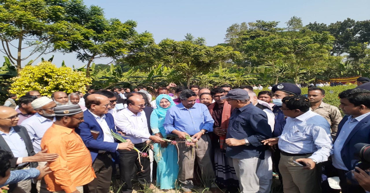 নানা চ্যালেঞ্জের মধ্যেও বাংলাদেশ এখন খাদ্যে স্বয়ংসম্পূর্ণঃজীবননগরে কৃষিমন্ত্রী