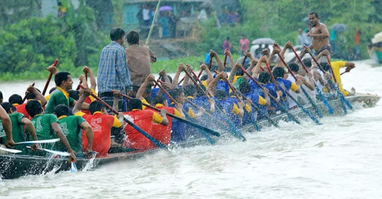 নৌকাবাইচ দেখতে নদীর দুপাড়ে হাজারো মানুষের ঢল নামে