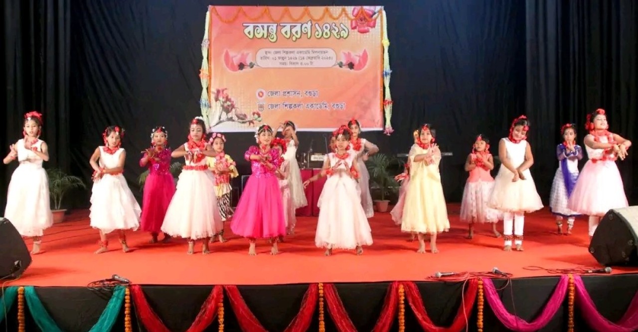বগুড়ায় শিল্পকলা একাডেমিতে বসন্ত বরণ উদযাপন