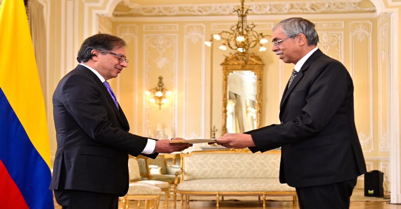 Bangladesh Ambassador Imran presents credentials to Colombia President