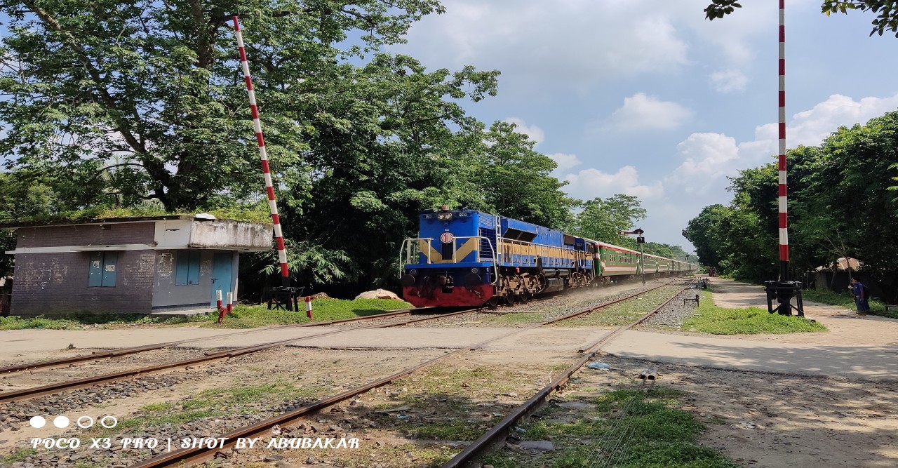 উথলী ষ্টেশনের সেনেরহুদা লেভেল ক্রসিং , ব্যারিয়ার থাকলেও নেই গেটম্যান,ঝুকিঁ নিয়ে পারাপার