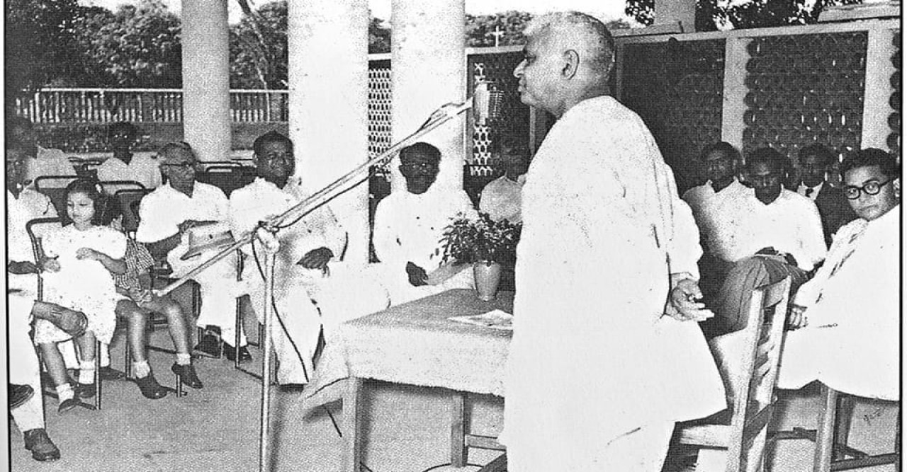 ১৯৪৮ সালে পাকিস্তান পার্লামেন্টে কুমিল্লার ধীরেন্দ্রনাথ দত্ত প্রথম দাবী তোলেন অন্যতম রাষ্ট্রভাষা হওয়া উচিত বাংলা