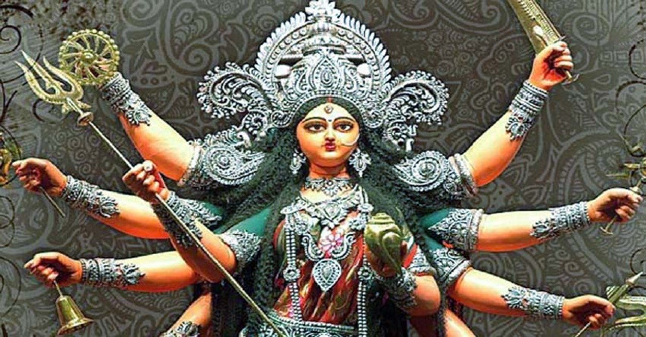 বগুড়ায় শেষ মুহুর্তের প্রস্তুতি: রঙ-তুলির আঁচড়ে রঙিন হচ্ছে প্রতিমা!