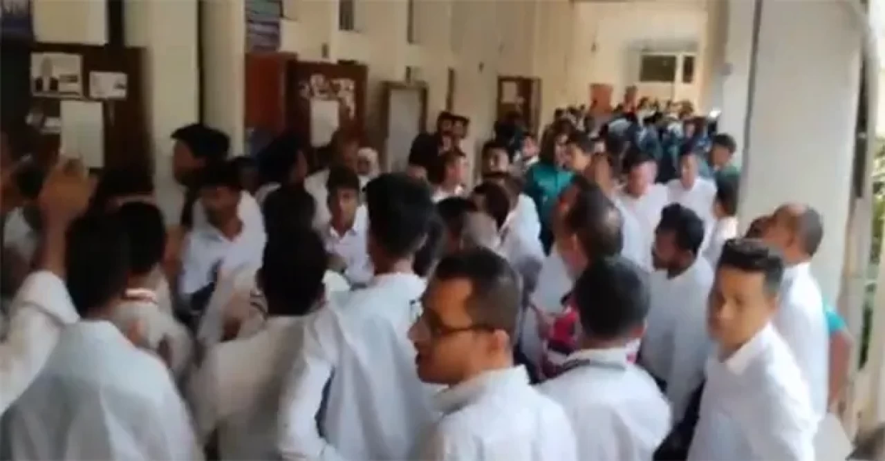 ঢাকা মহানগর দায়রা জজ আদালতের এজলাসের ভিতরে বিএনপি ও আওয়ামী লীগ সমর্থক আইনজীবীদের মধ্যে মারামারির ঘটনা ঘটেছে
