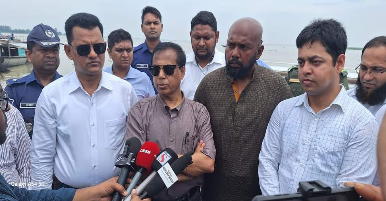 সারিয়াকান্দিতে ত্রাণ বিতরণ ও উপজেলা পরিদর্শন রাজশাহী বিভাগীয় কমিশনার