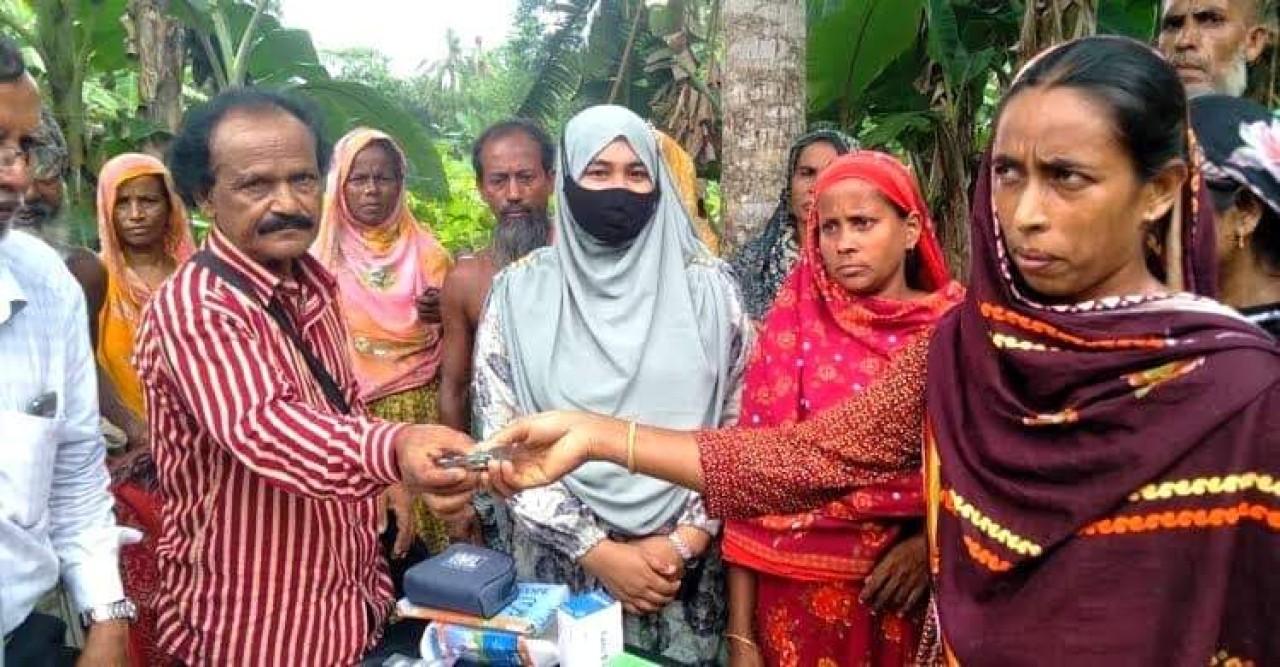 গ্রামে গ্রামে ঘুরে বিনামূল্যে রোগীদের সেবা দেন ডাক্তার ইয়াকুব আলী