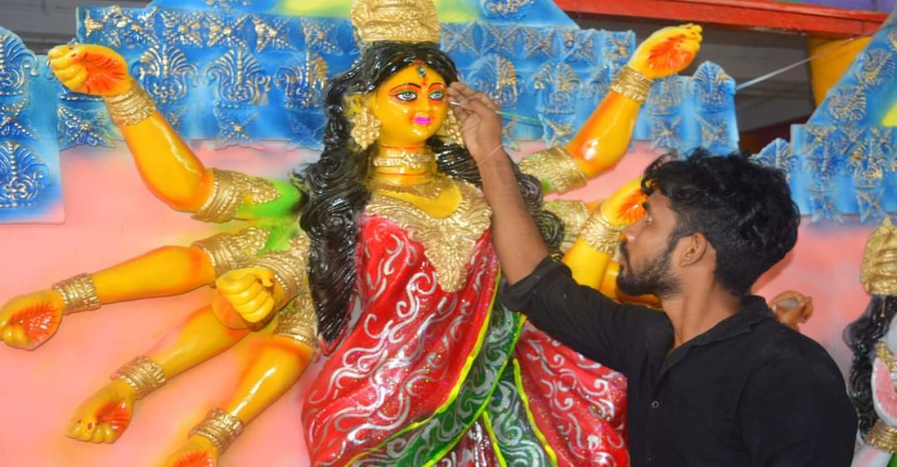 বগুড়ায় শেষ সময়ে রঙ-তুলির আঁচড়ে সাজছে দেবীদুর্গা