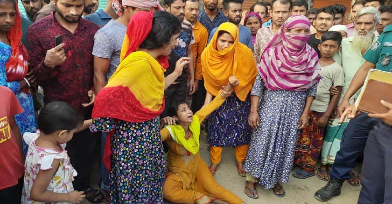 সেহরি খেতে উঠে পাশের ঘরে দেখলেন স্বামীর ঝুলন্ত লাশ