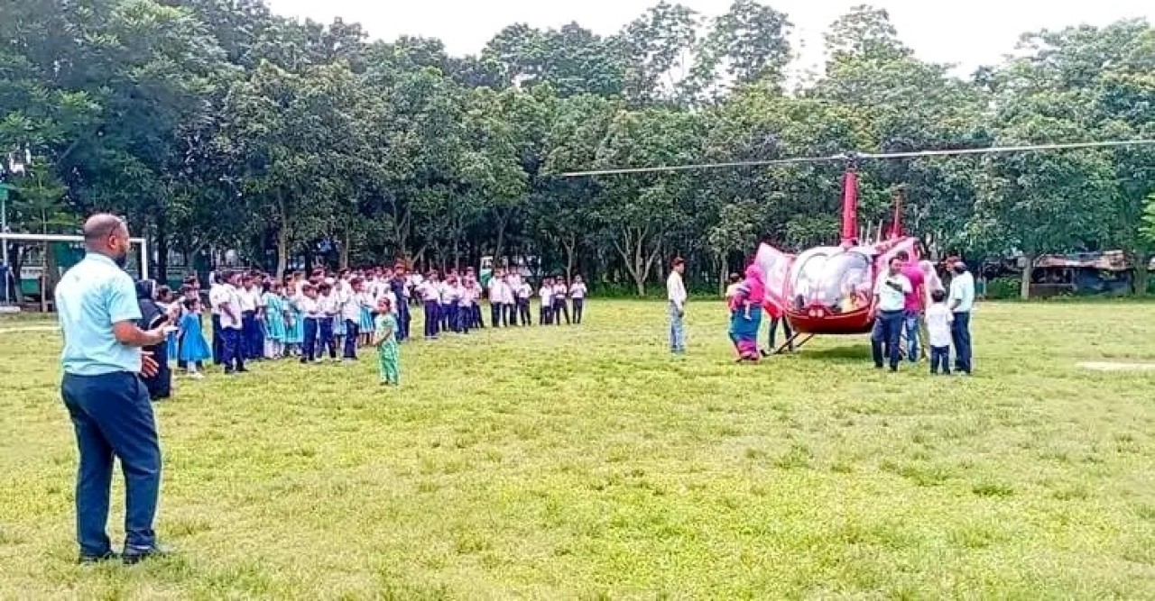 বগুড়ায় হেলিকপ্টারে ঘুরলো এসএসসিতে ১২০০ নম্বর পাওয়া শিক্ষার্থীরা