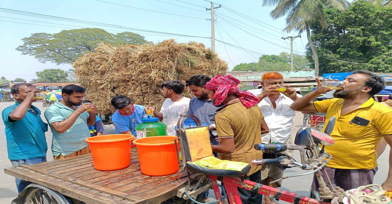 জীবননগরে তীব্র তাপদহে পথচারীদের মাঝে লেবুর শরবত বিতরণ