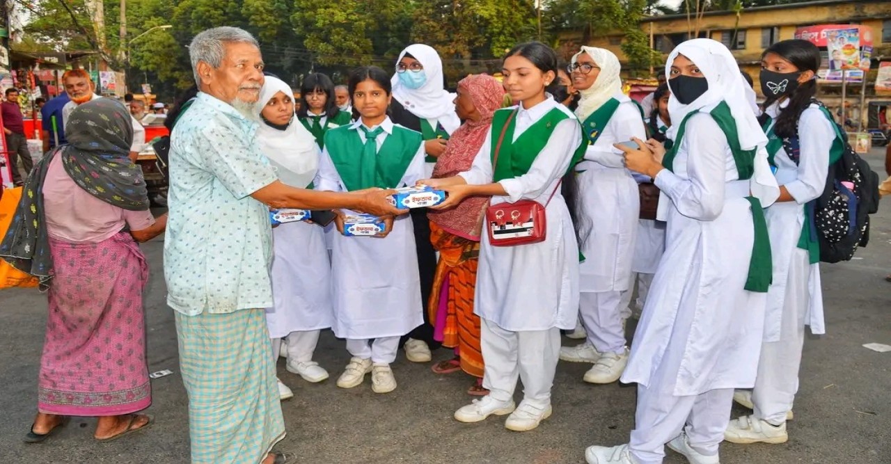 বগুড়ায় শিক্ষার্থীদের উদ্যোগে সুবিধাবঞ্চিত মানুষদের মধ্যে ইফতার বিতরণ
