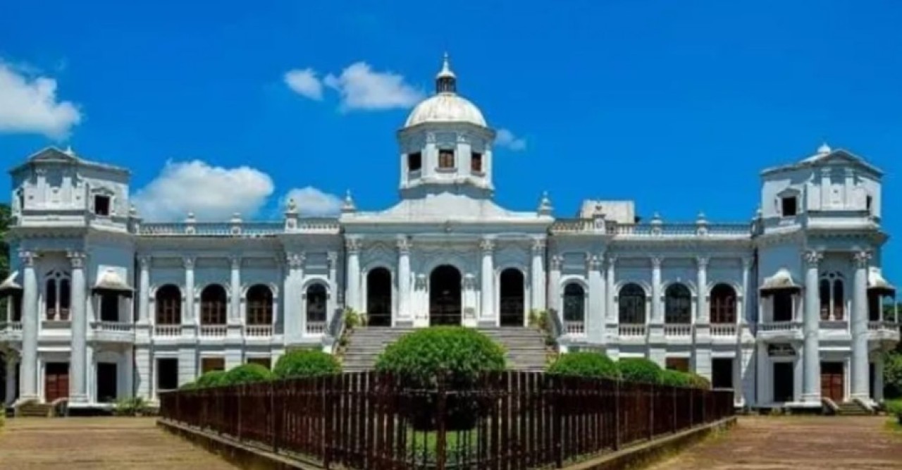 অপরুপ সৌন্দর্যের শত বছরের রংপুরের জমিদার বাড়ি