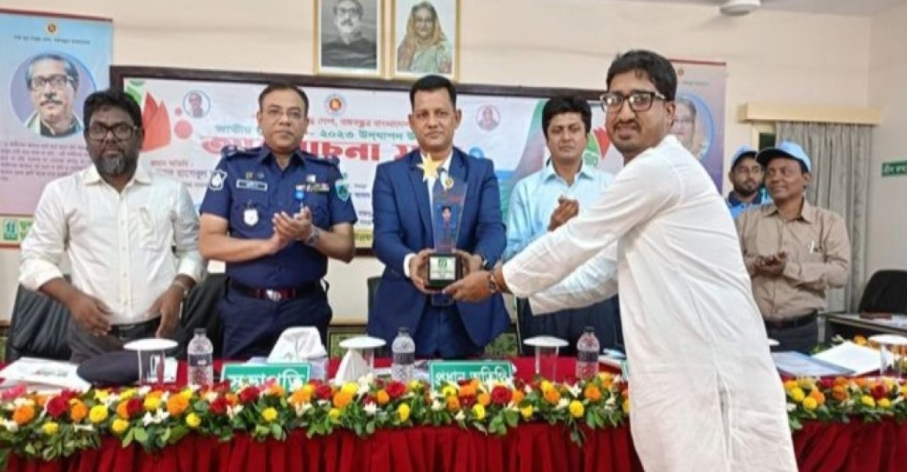 বগুড়া জেলার শ্রেষ্ঠ যুব সংগঠকের পুরস্কার পেলেন আলোর প্রদীপ চেয়ারম্যান এম এম মেহেরুল