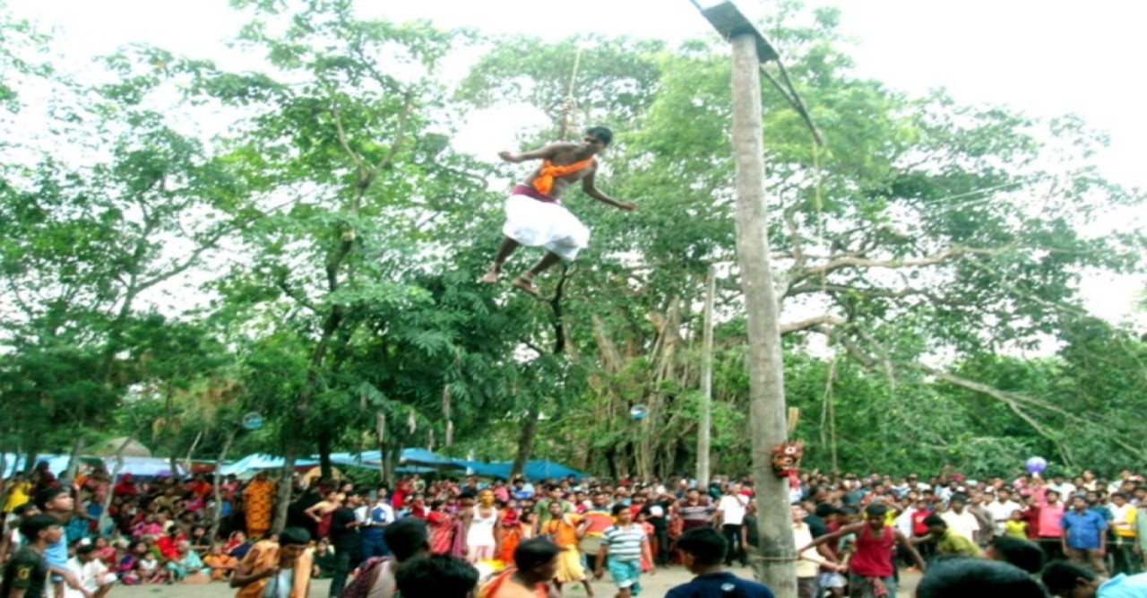 দুপচাঁচিয়ায়  গ্রামীণ লোকজ  উৎসব  চড়ক খেলা অনুষ্ঠিত