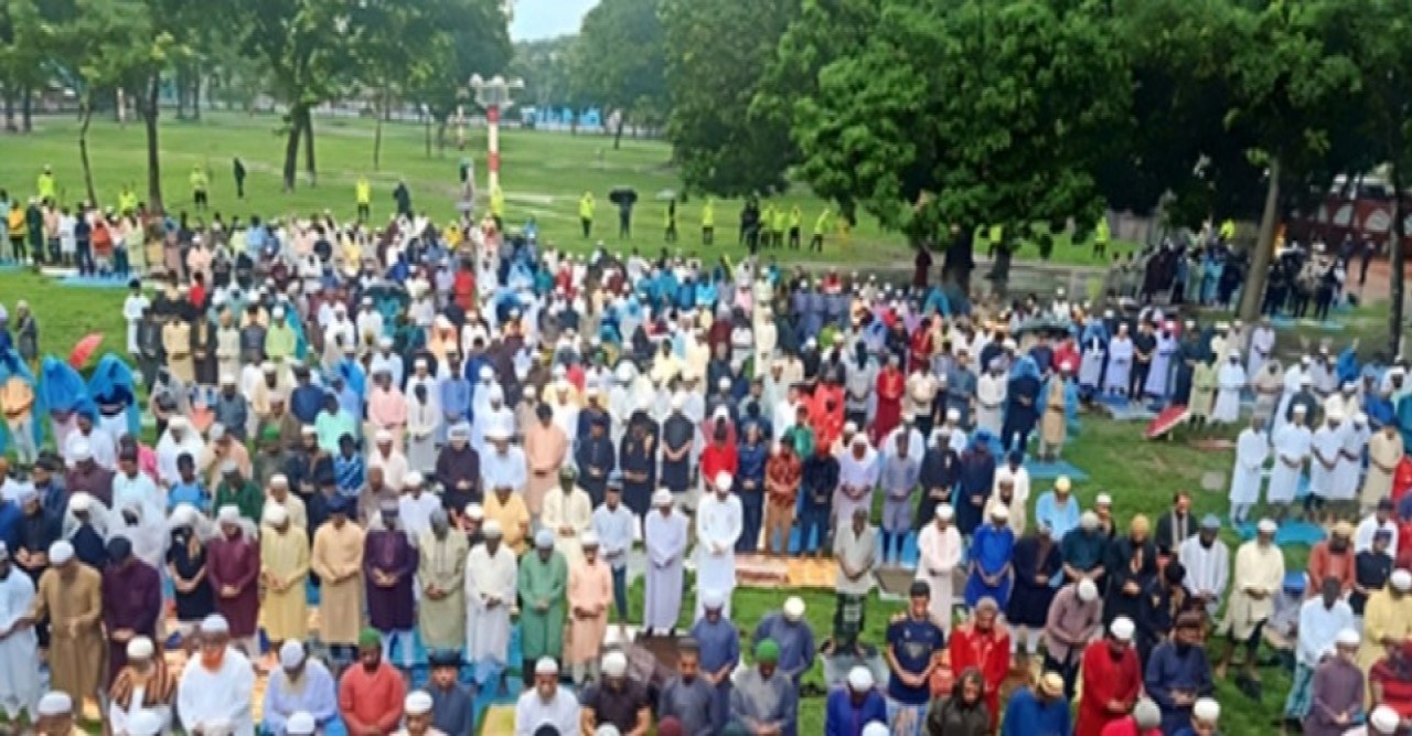কিশোরগঞ্জের ঐতিহাসিক শোলাকিয়ায় মুসলিম উম্মাহর শান্তি-সমৃদ্ধি কামনায় মোনাজাত