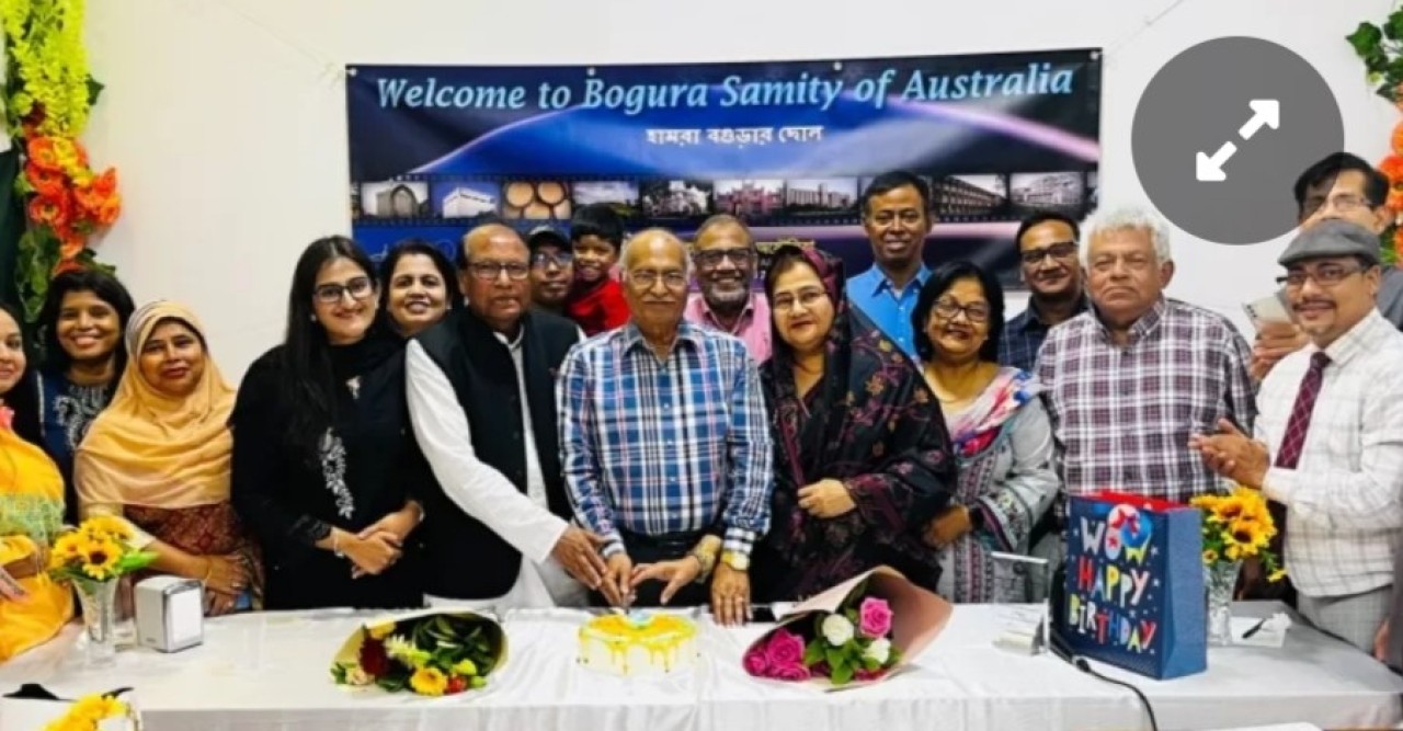 সম্পাদক মোজাম্মেল হক ও তার পত্নী মহসিনা হাসনাতকে ফুল দিয়ে শুভেচ্ছা জানানো হয়েছে অস্ট্রেলিয়ায়