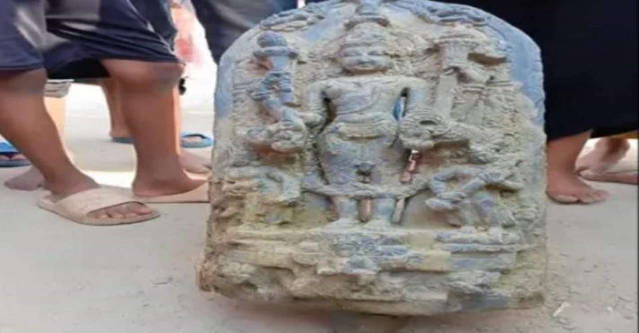 শেরপুরে মাটির স্তুপ থেকে কষ্টিপাথরের বিষ্ণুমূর্তি উদ্ধার