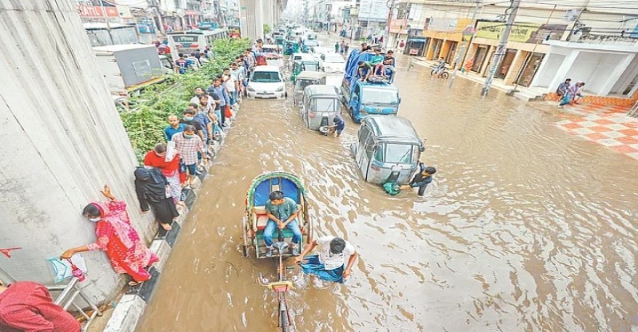 ঢাকা যেন এক ডুবন্ত নগরী
