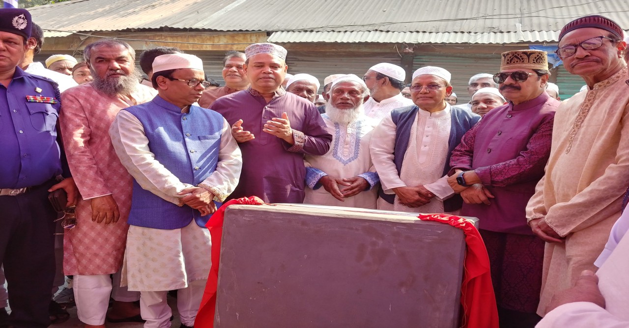 ঢাকার নবাবগঞ্জ উপজেলায় চুড়াইন বাজারে মসজিদ পুনর্নির্মাণের ভিত্তিপ্রস্তর স্থাপন