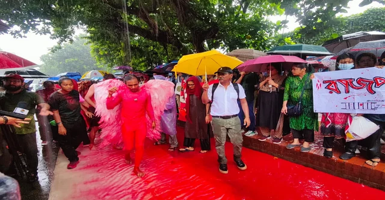 রাজধানী শিল্পীদের ব্যতিক্রমী প্রতিবাদ সমাবেশে শহীদের নাম ধরে ডাক, সাড়া দিলেন জনতা