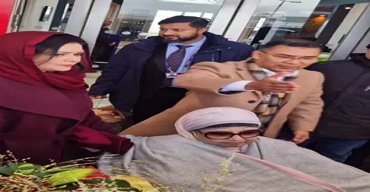 নিজে গাড়ি চালিয়ে খালেদা জিয়াকে হাসপাতালে নিয়ে গেলেন তারেক রহমান