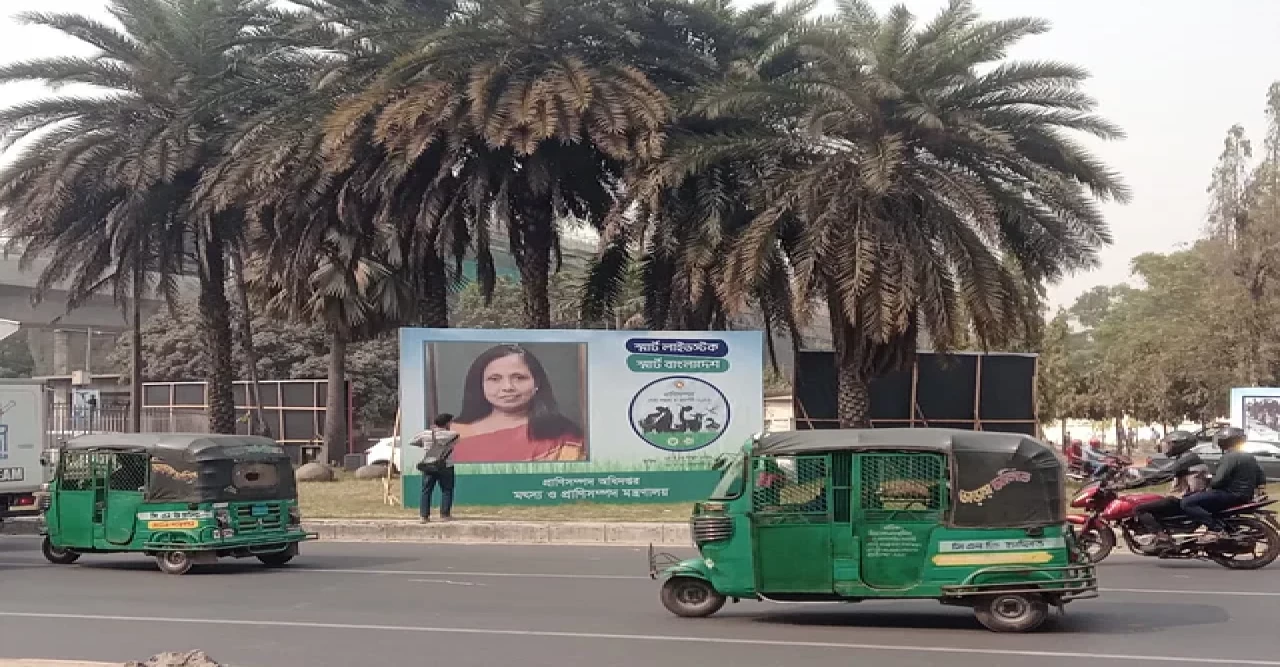 ঢাকার ব্যস্ত সড়কে সরকারি খরচে সচিবের ছবি