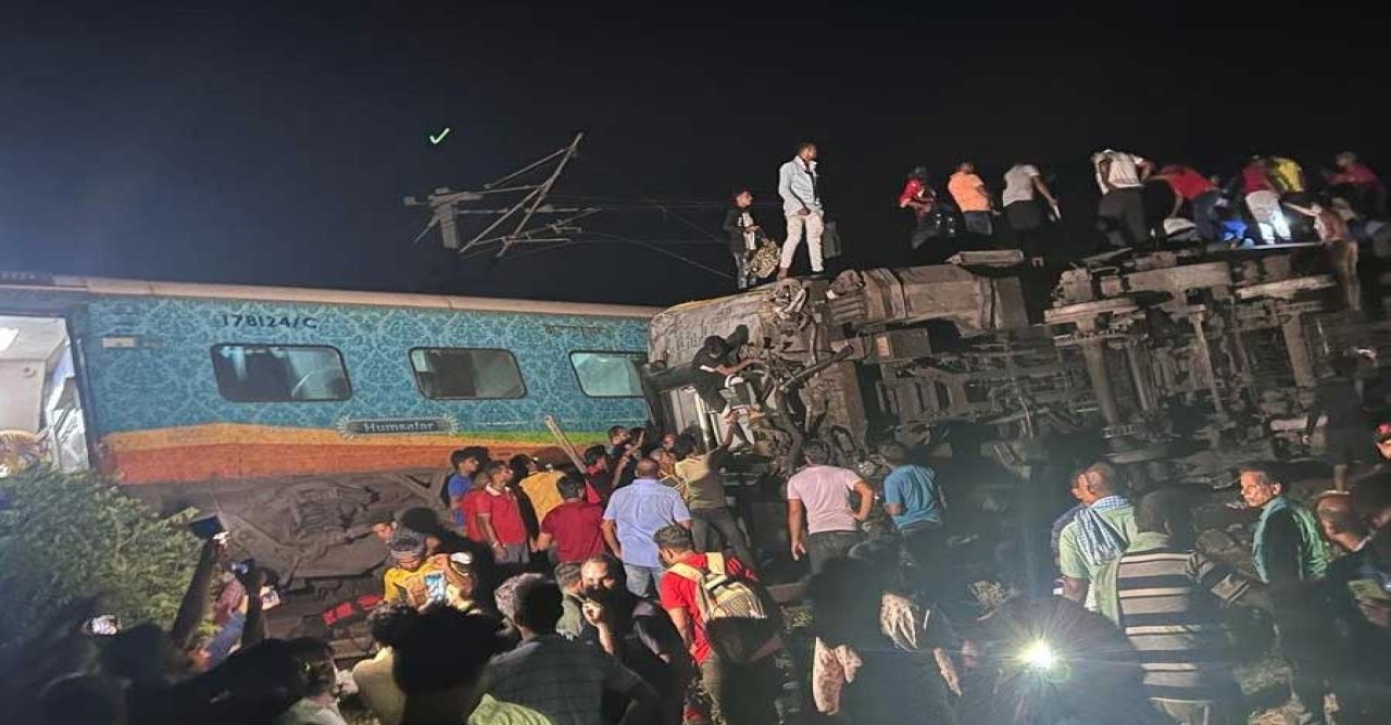 ভারতে ভয়াবহ ট্রেন দুর্ঘটনায় নিহত বেড়ে ২৩৩