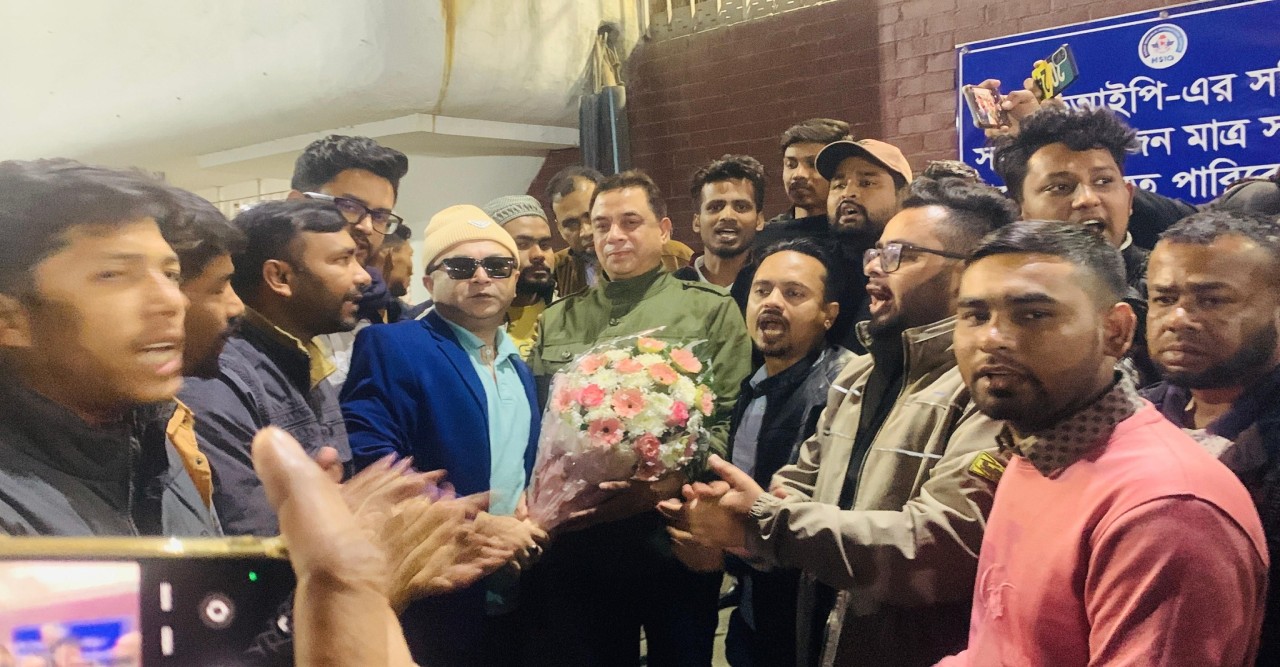 ২১ বছর পর দেশে ফিরলেন জিল্লুর রহমান : ফুলেল শুভেচ্ছায় অভিষিক্ত