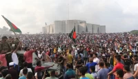 কারফিউ ভেঙে রাজপথে জনস্রোত, বদলে যায় বাংলাদেশের রাজনৈতিক ইতিহাস